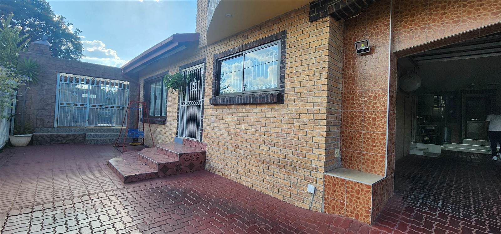 9 Bed House in Laudium photo number 2