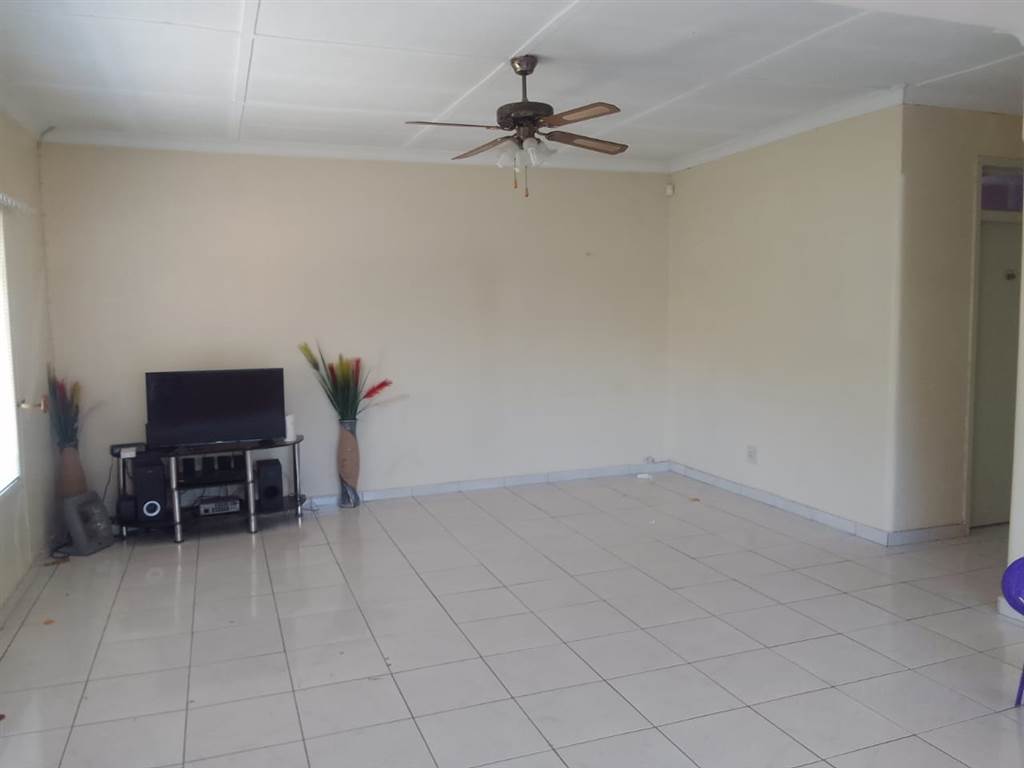 3 Bed House in Rosettenville photo number 6