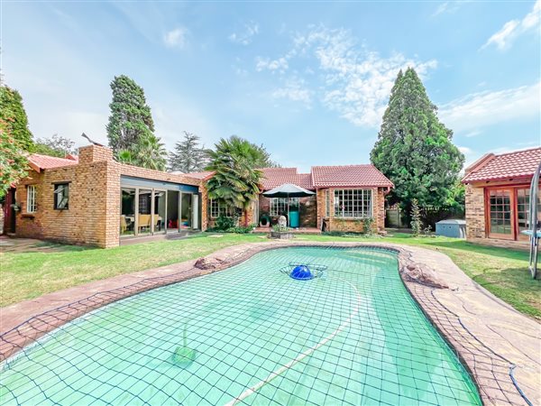 4 Bed House in Country View