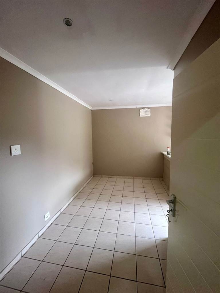 1 Bed Apartment in Kloof photo number 5