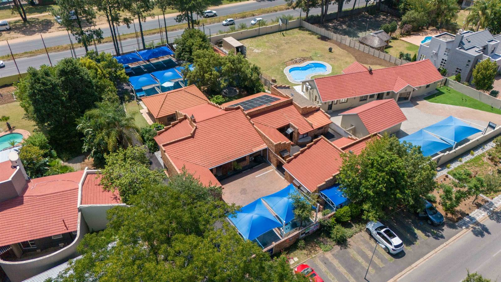 450  m² Office Space in Douglasdale photo number 1