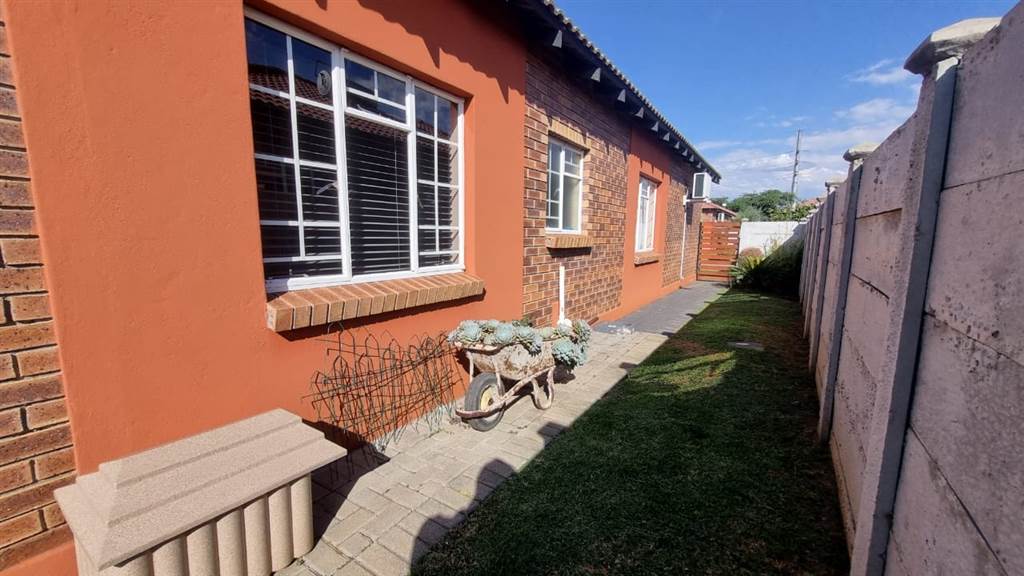 3 Bed Townhouse in Waterval East photo number 18