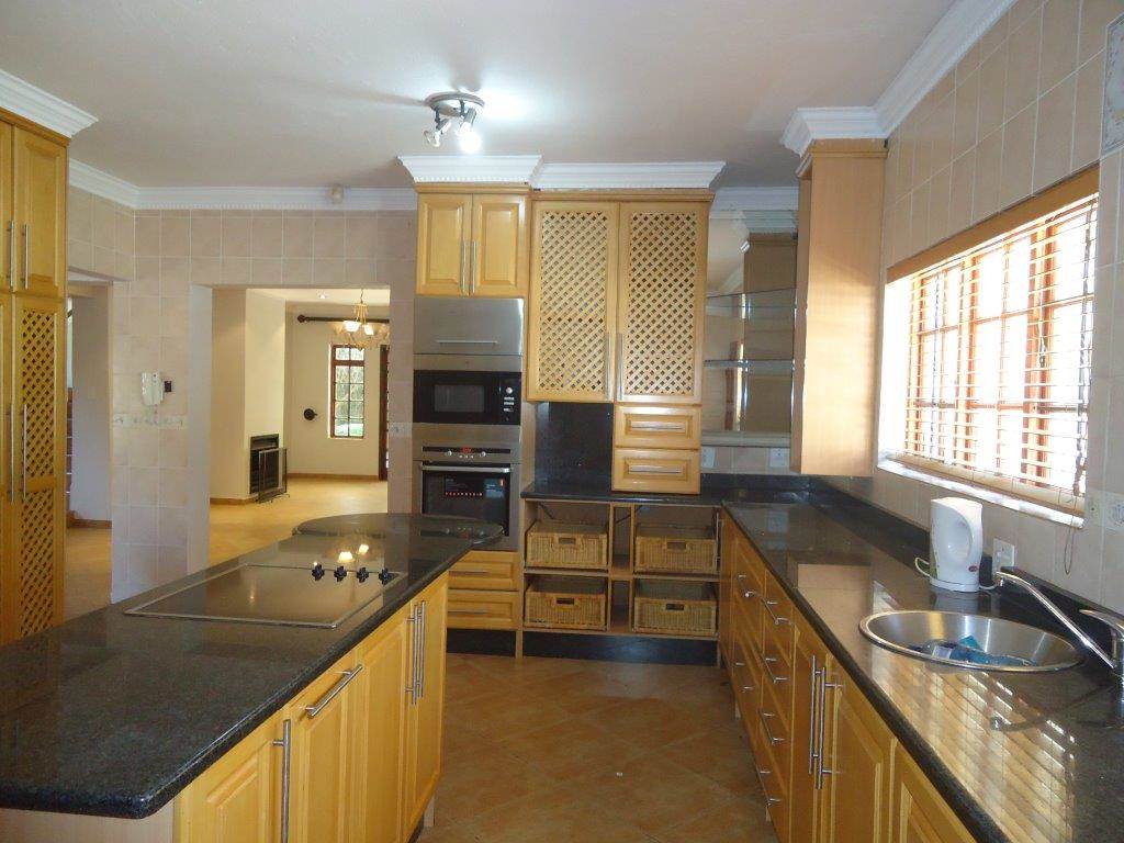 4 Bed House in Waterkloof Ridge photo number 10