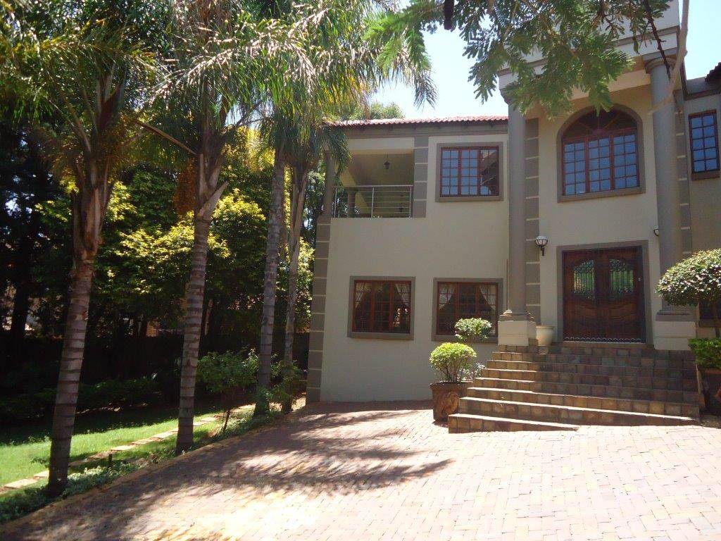 4 Bed House in Waterkloof Ridge photo number 2