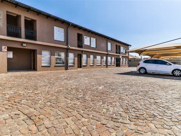 20 Bed Townhouse in Springs Central
