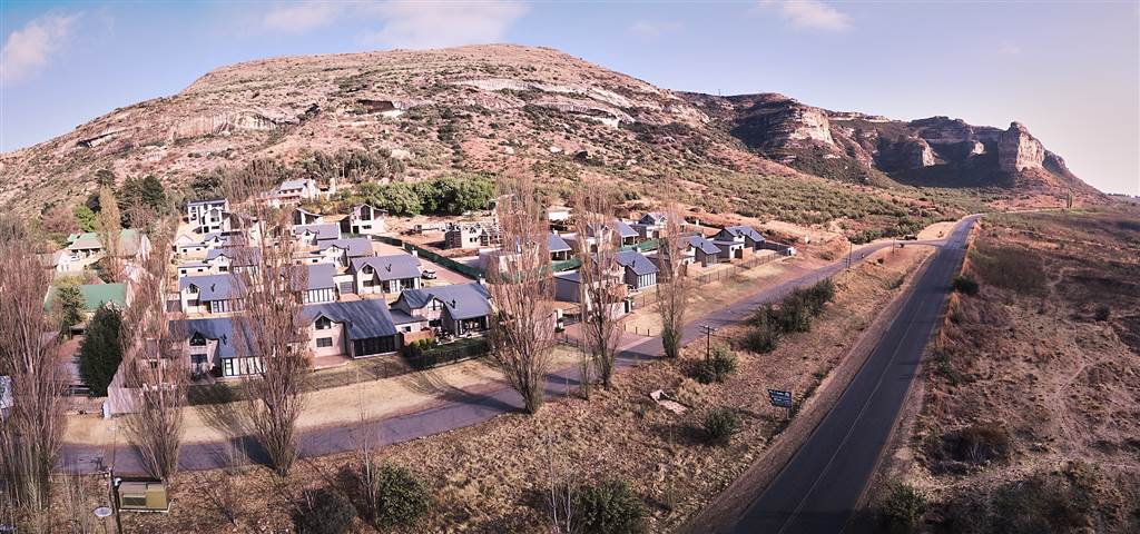 3 Bed Townhouse in Clarens photo number 17