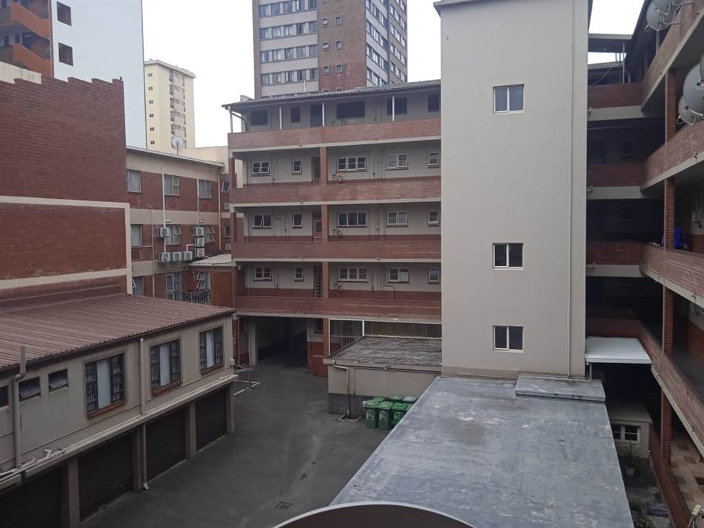 4 Bed Apartment in Durban CBD photo number 3