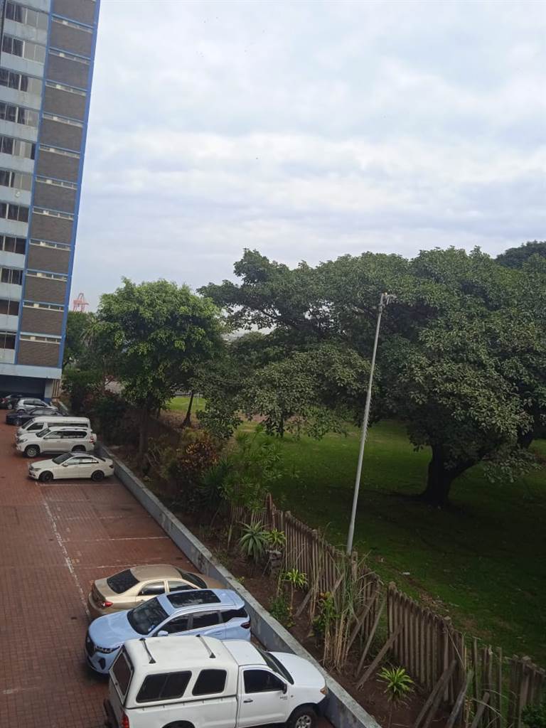 4 Bed Apartment in Durban CBD photo number 4
