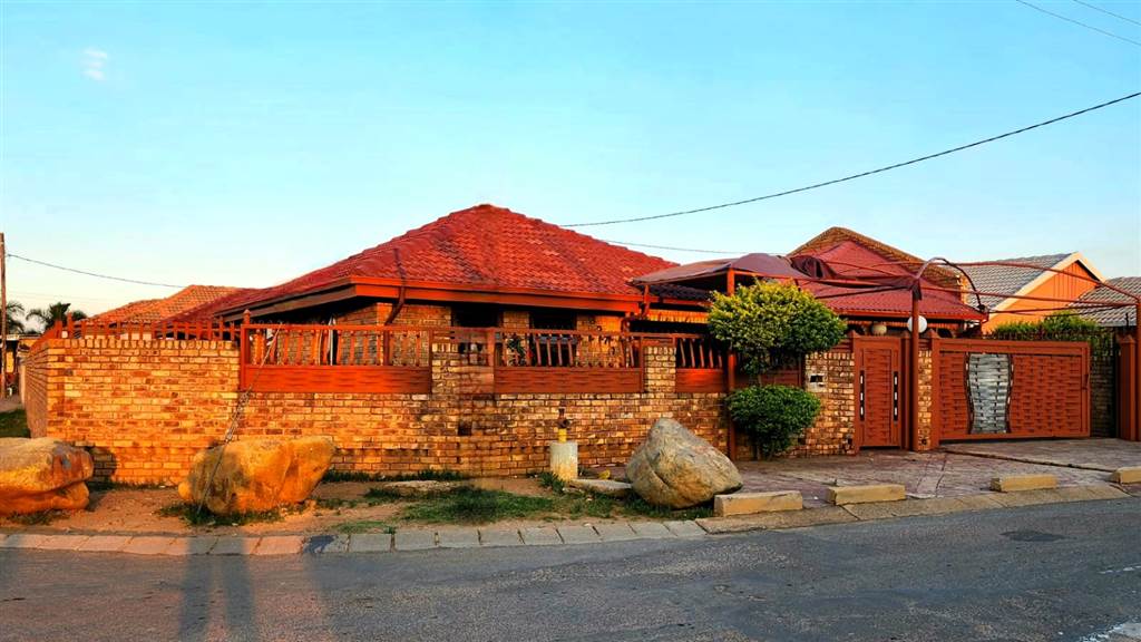 4 Bed House in Mamelodi East photo number 1