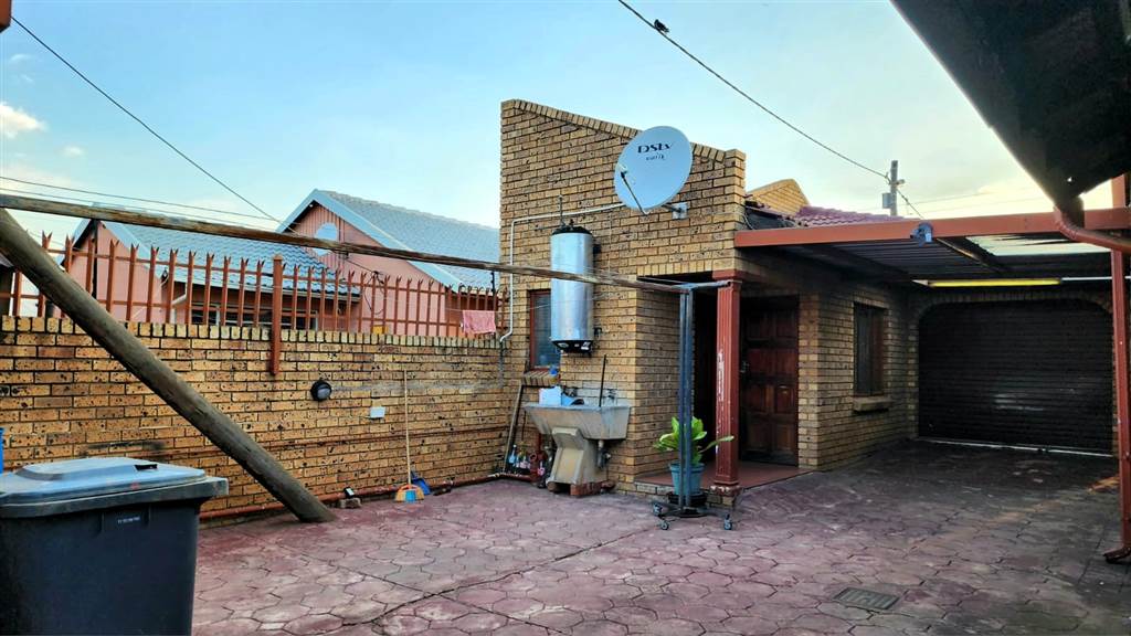 4 Bed House in Mamelodi East photo number 23