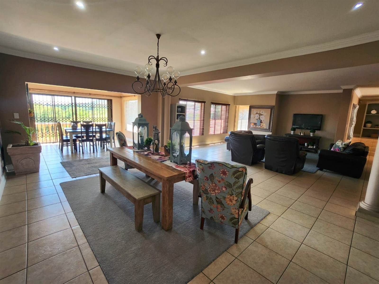 6 Bed House in Wilkoppies photo number 7