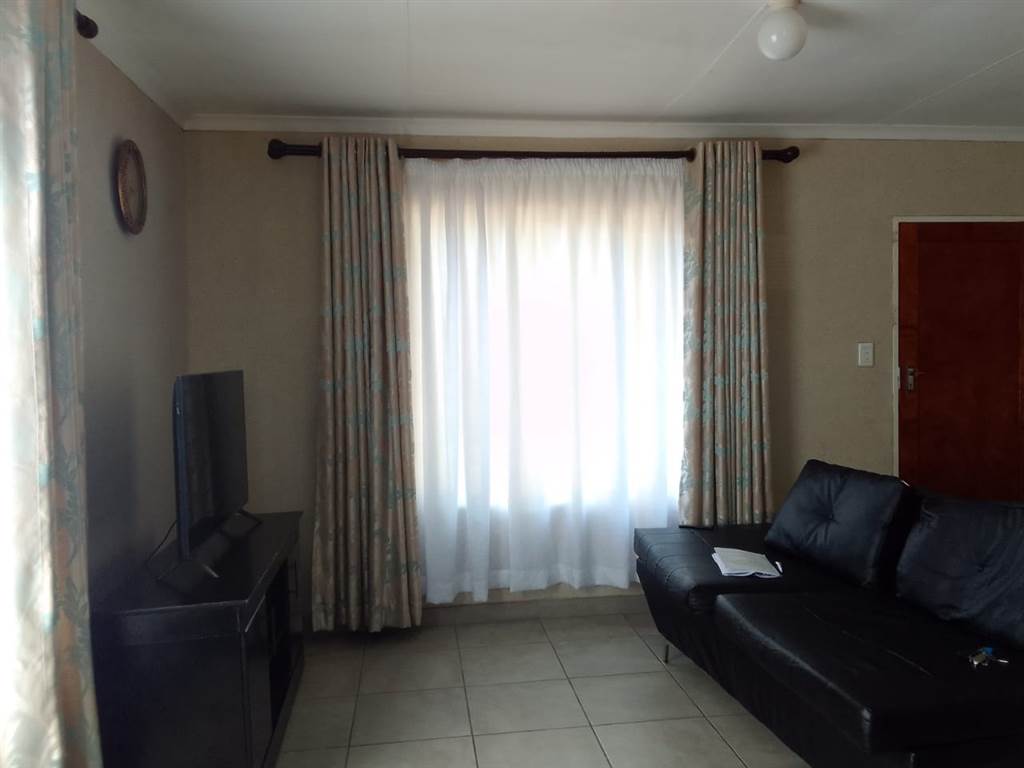 2 Bed Townhouse in Leondale photo number 9