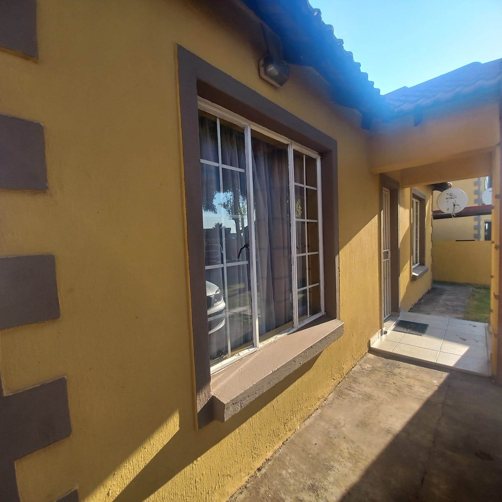 2 Bed Townhouse in Leondale photo number 6