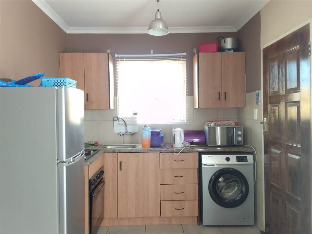 2 Bed Townhouse in Leondale photo number 8