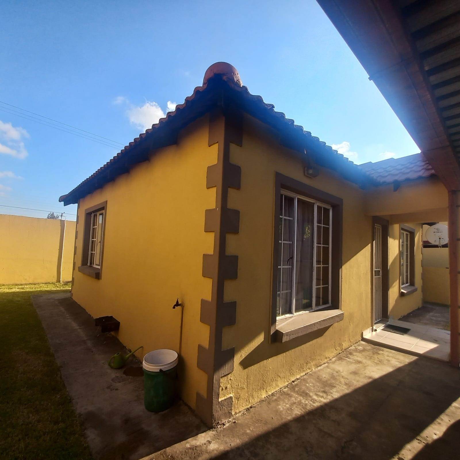 2 Bed Townhouse in Leondale photo number 5