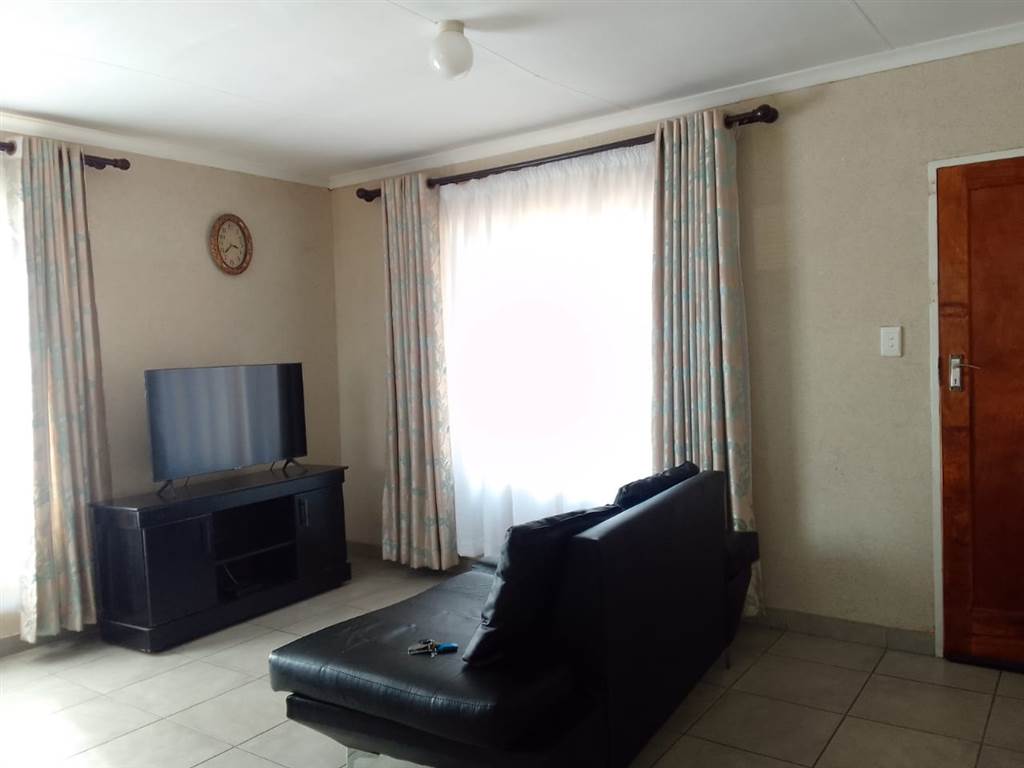 2 Bed Townhouse in Leondale photo number 10