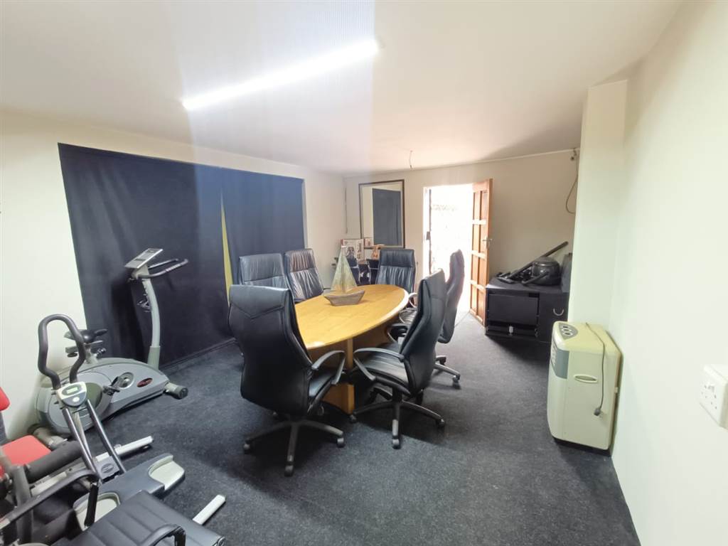 380  m² Commercial space in Garsfontein photo number 9