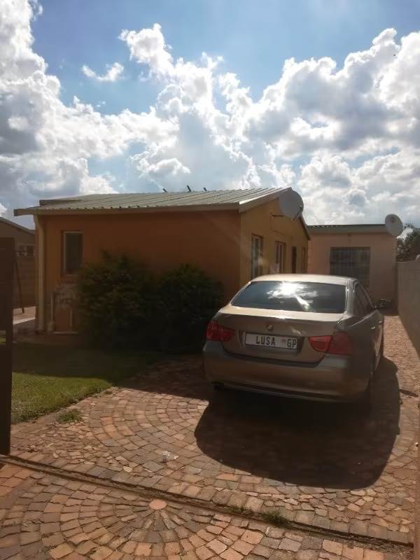 3 Bed House in Protea Glen photo number 1