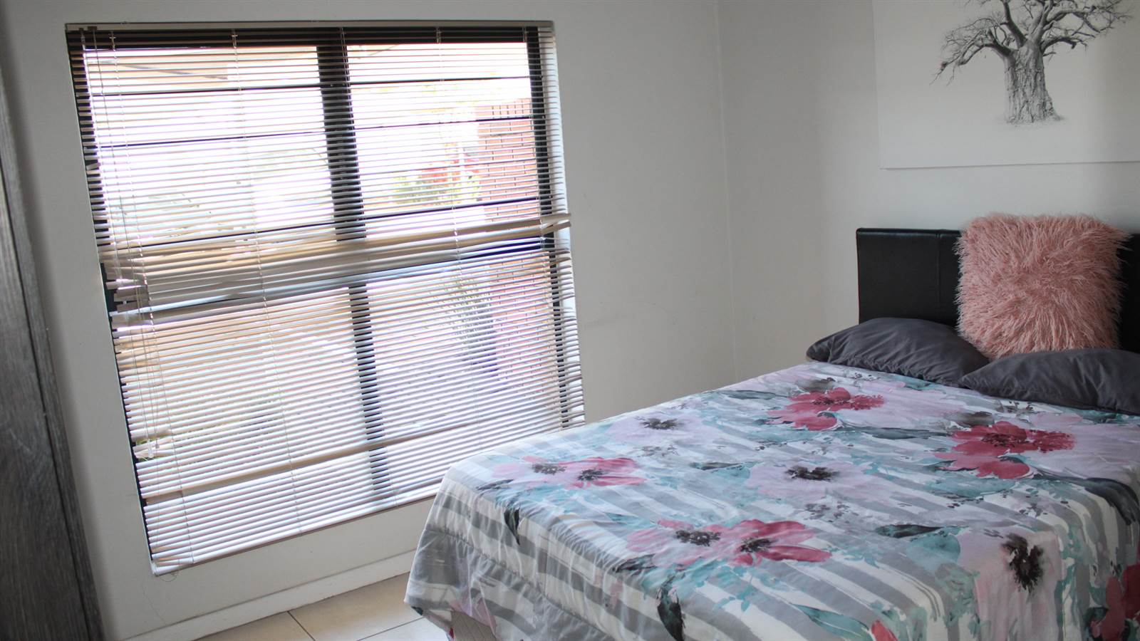 3 Bed Apartment in Fourways photo number 7