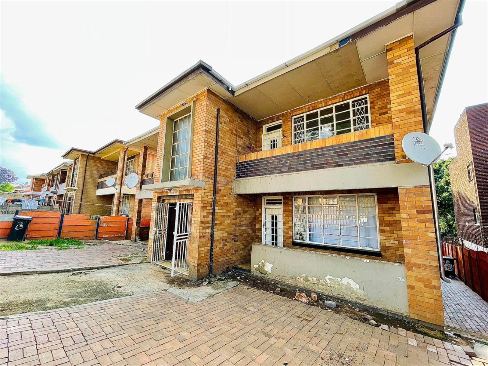 11 Bed Apartment in Rosettenville photo number 2