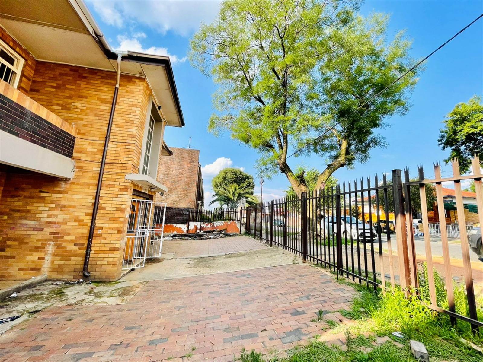 11 Bed Apartment in Rosettenville photo number 3