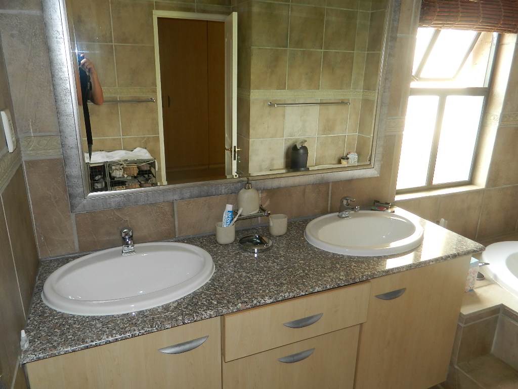 4 Bed House in Silver Lakes Golf Estate photo number 12