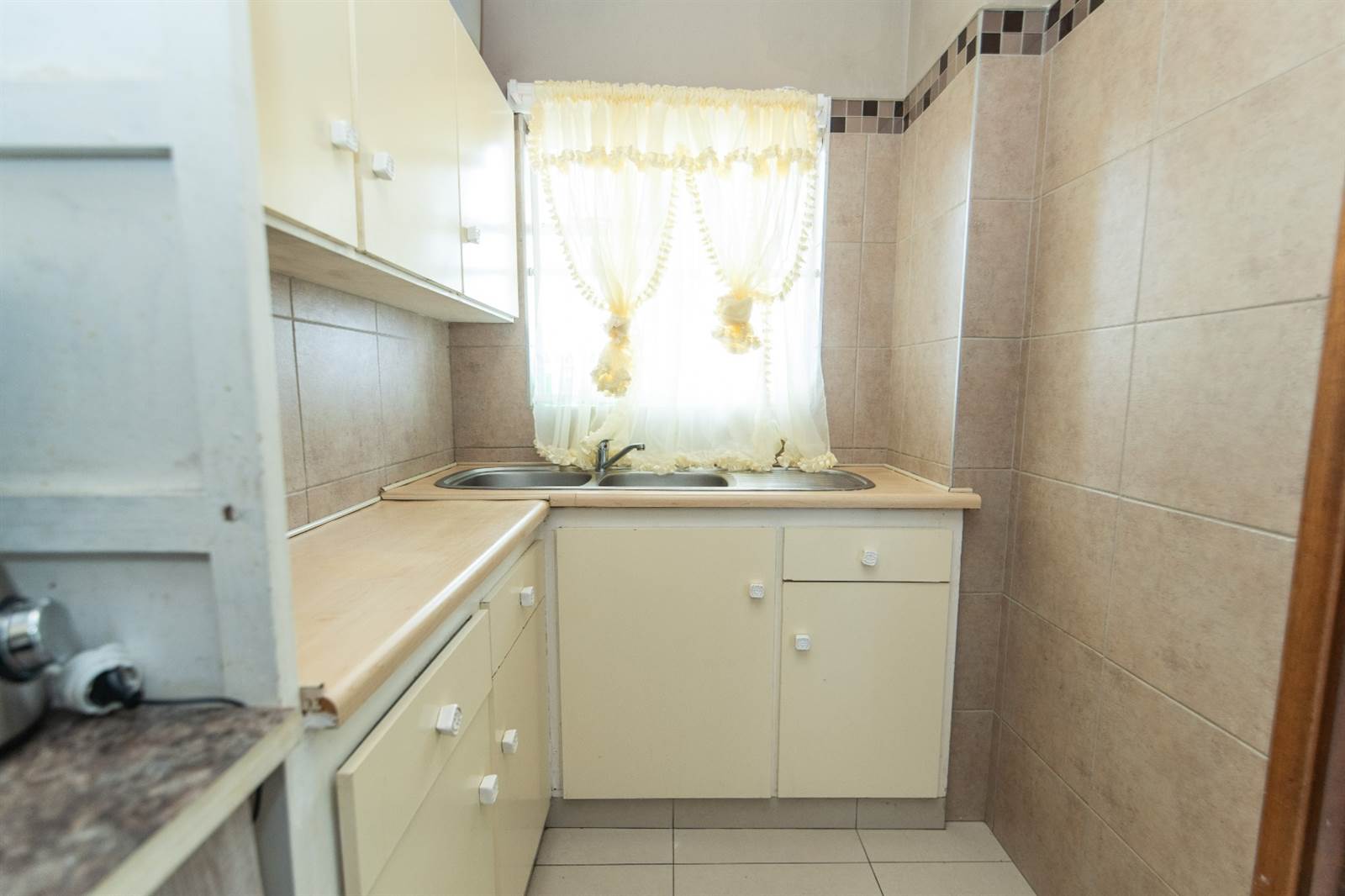 1 Bed Apartment in Port Elizabeth Central photo number 16