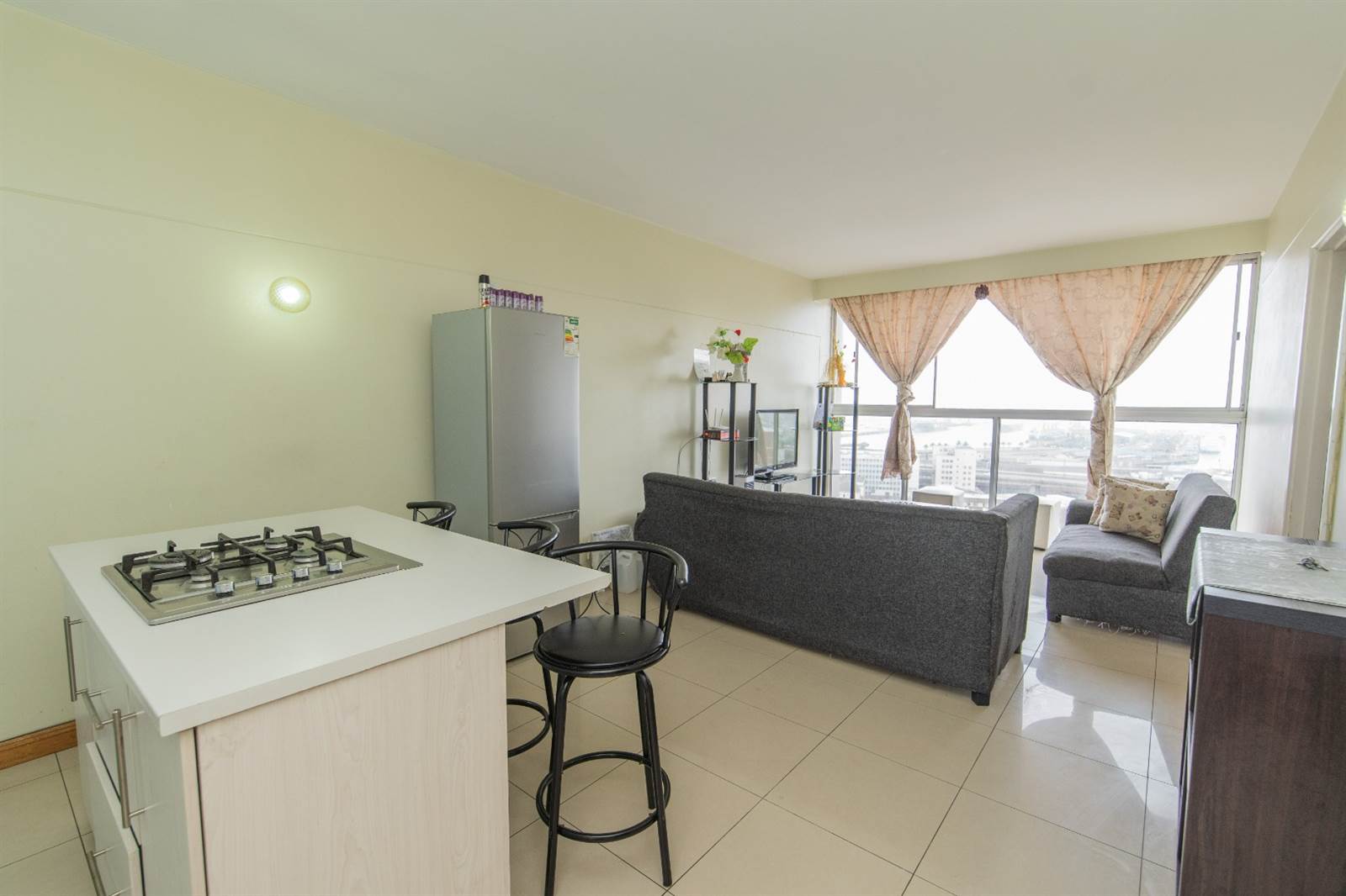 1 Bed Apartment in Port Elizabeth Central photo number 2