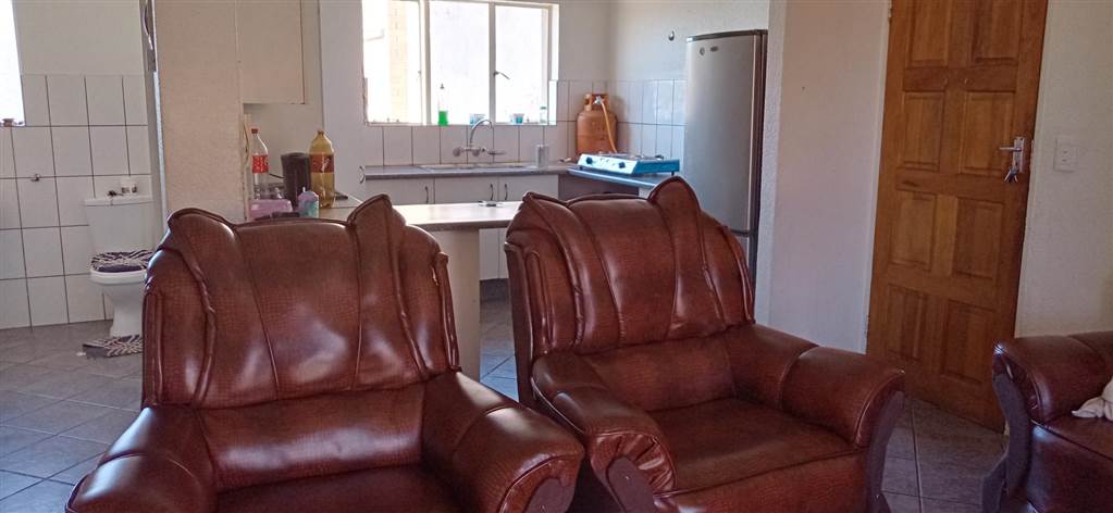 2 Bed Apartment in Rensburg photo number 13