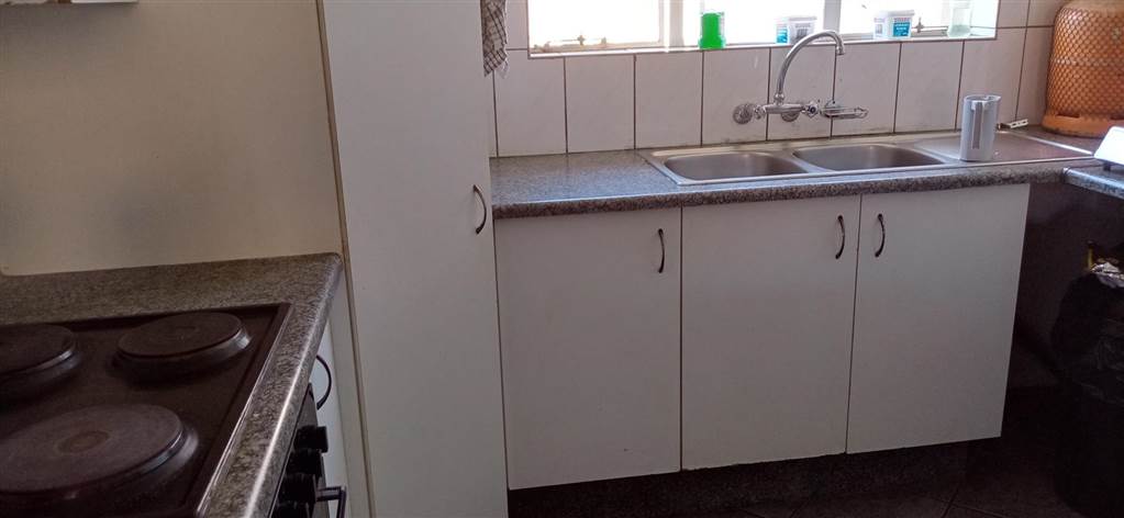 2 Bed Apartment in Rensburg photo number 9