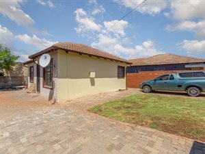 3 Bed House in Clayville