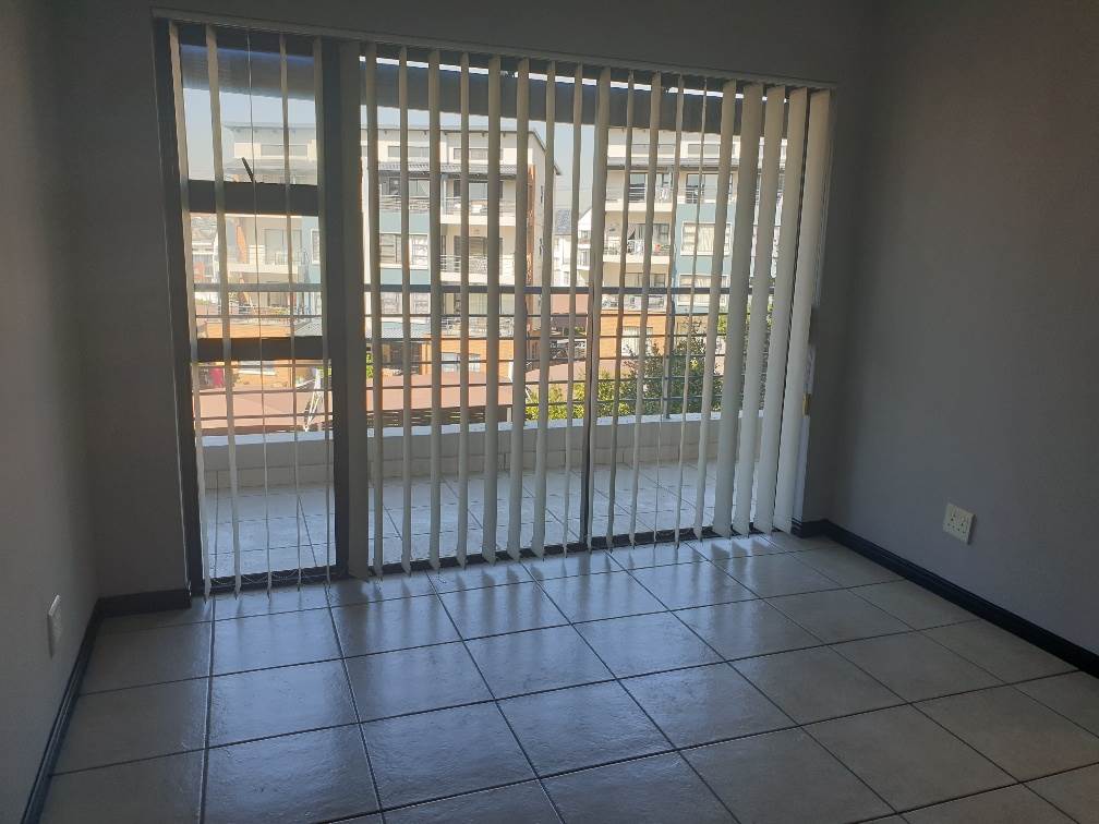 2 Bed Townhouse in Greenstone Gate photo number 3