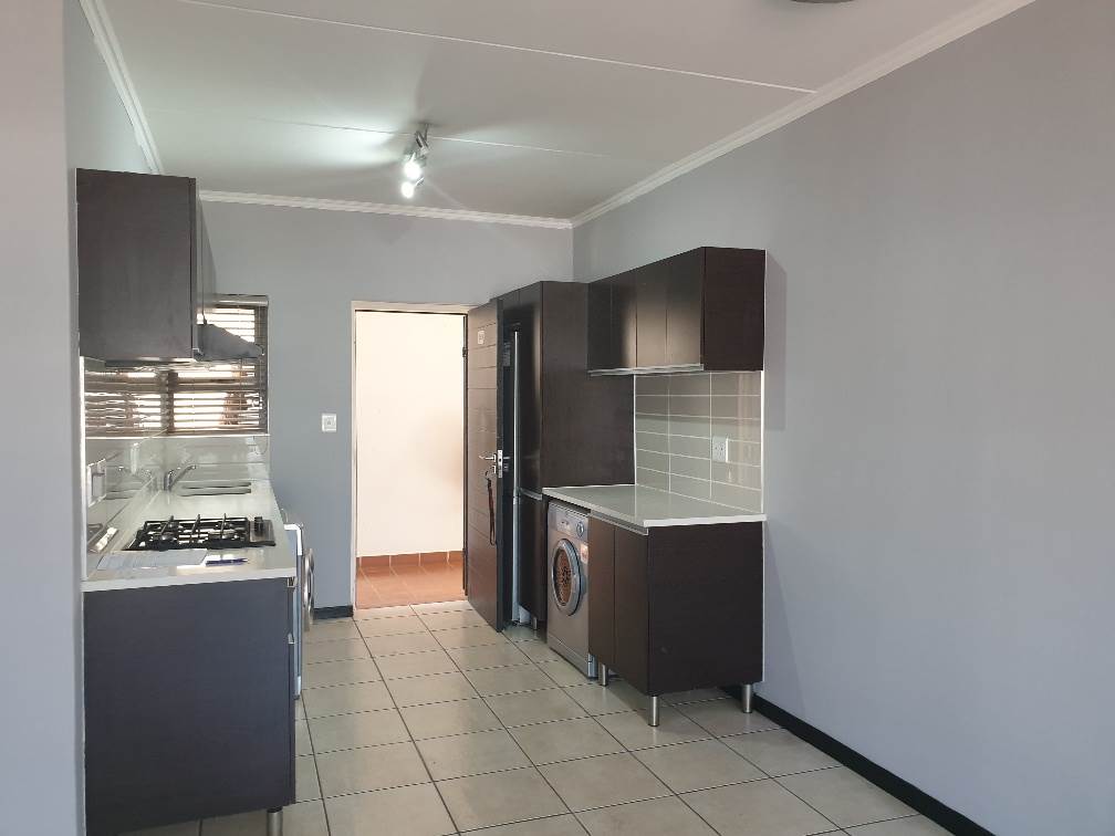 2 Bed Townhouse in Greenstone Gate photo number 2
