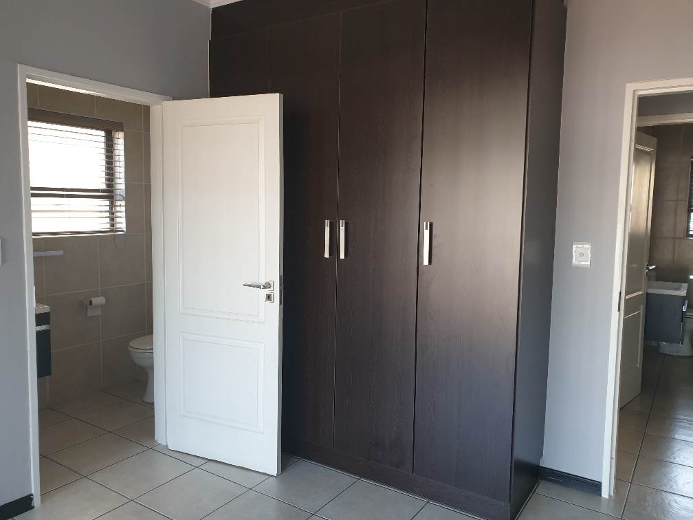 2 Bed Townhouse in Greenstone Gate photo number 4