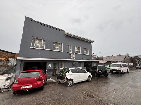 413  m² Industrial space in North End
