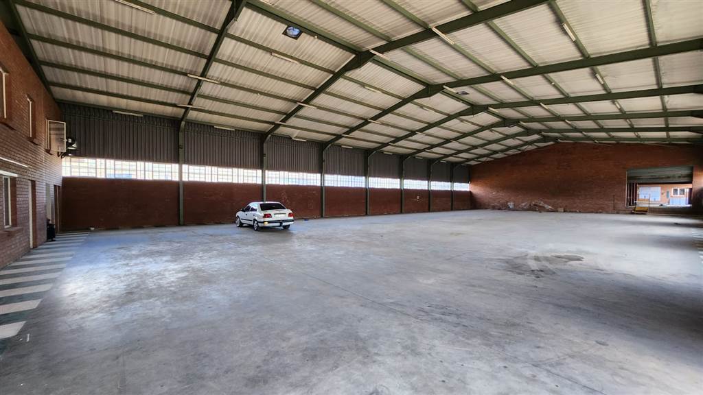 1700  m² Industrial space in Kirkney photo number 2