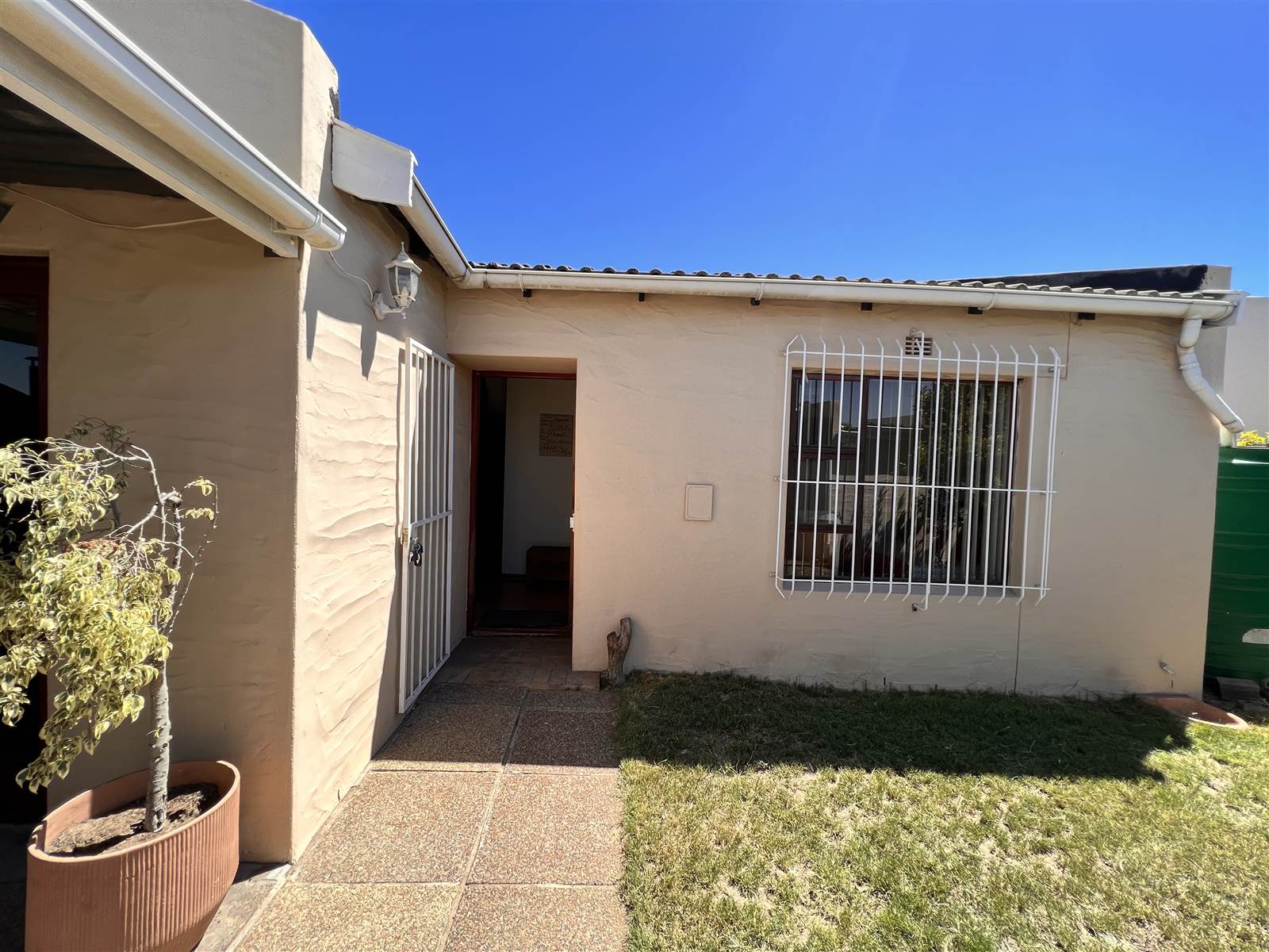 2 Bed House in Edgemead photo number 7