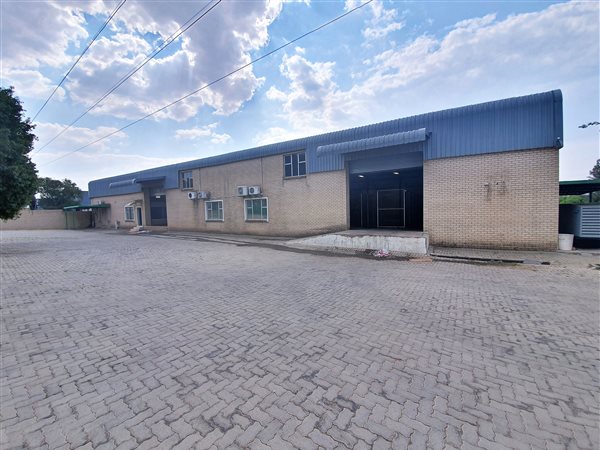 1 100  m² Industrial space