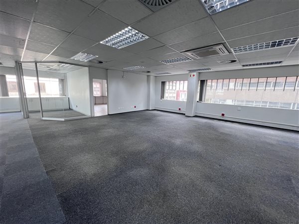 183  m² Commercial space
