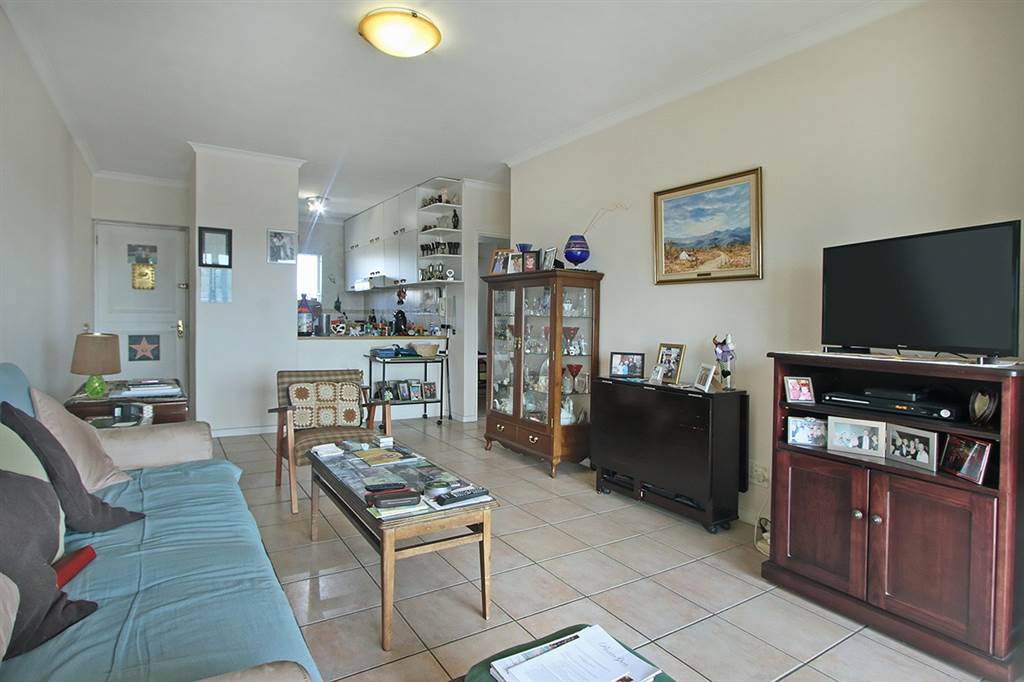 2 Bed Apartment in Milnerton Central photo number 3