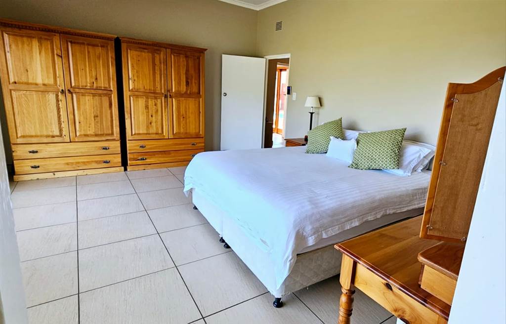 7 Bed House in Umtentweni photo number 8
