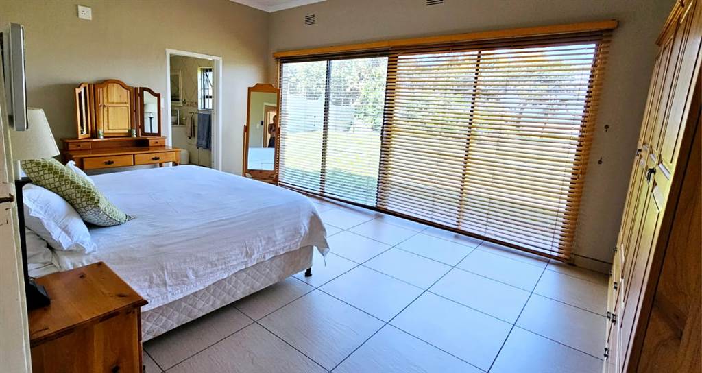 7 Bed House in Umtentweni photo number 9