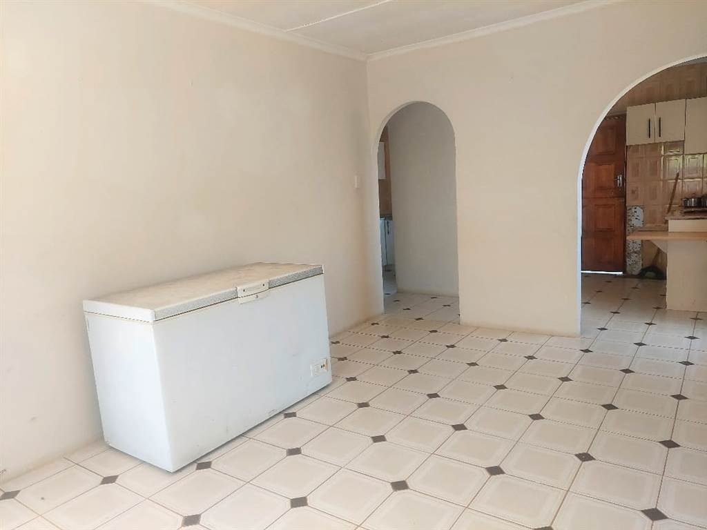 5 Bed House in Umlazi photo number 14