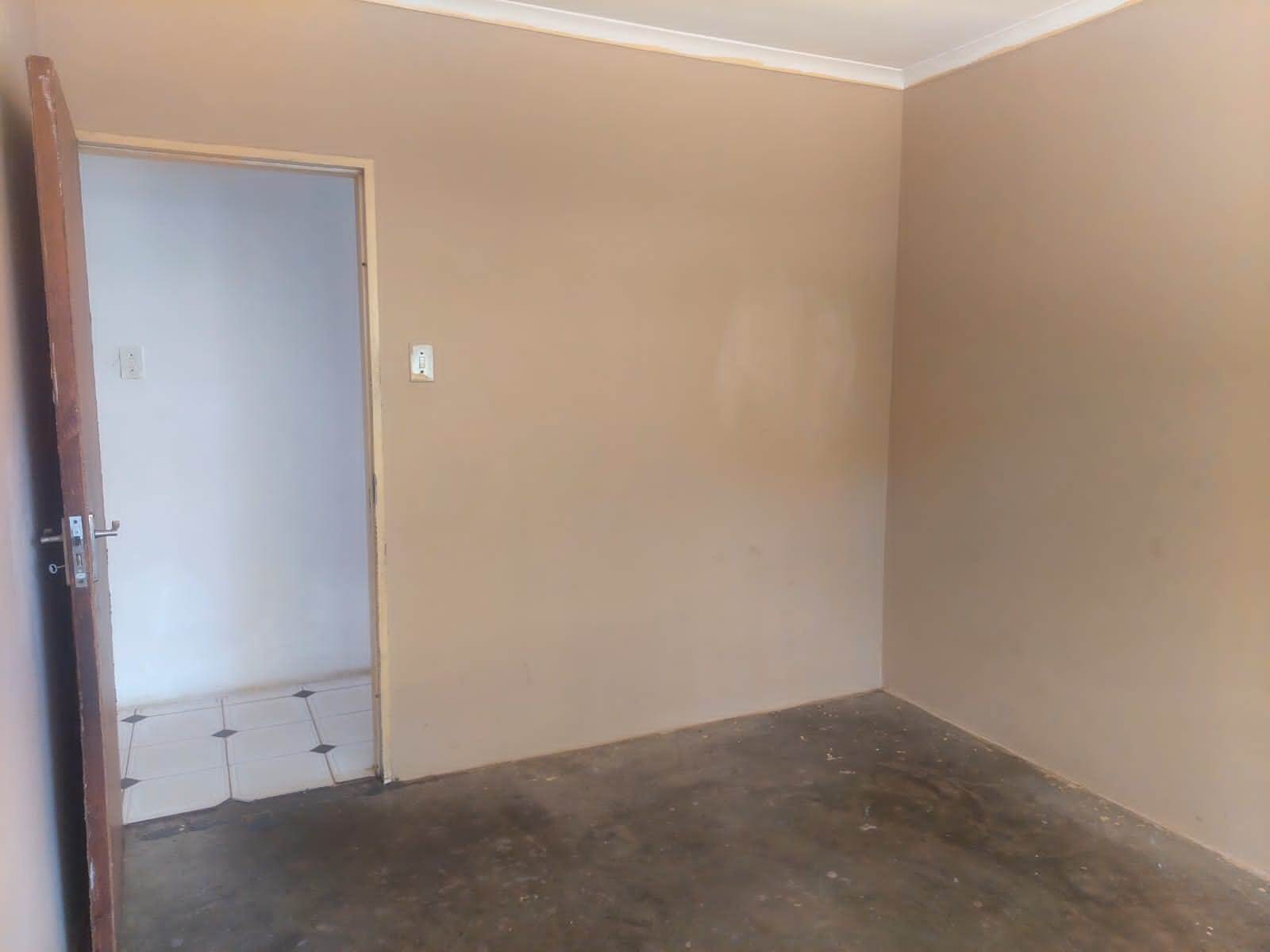 5 Bed House in Umlazi photo number 17