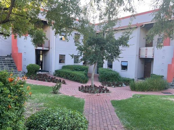 2 Bed Apartment in Roodepoort Central