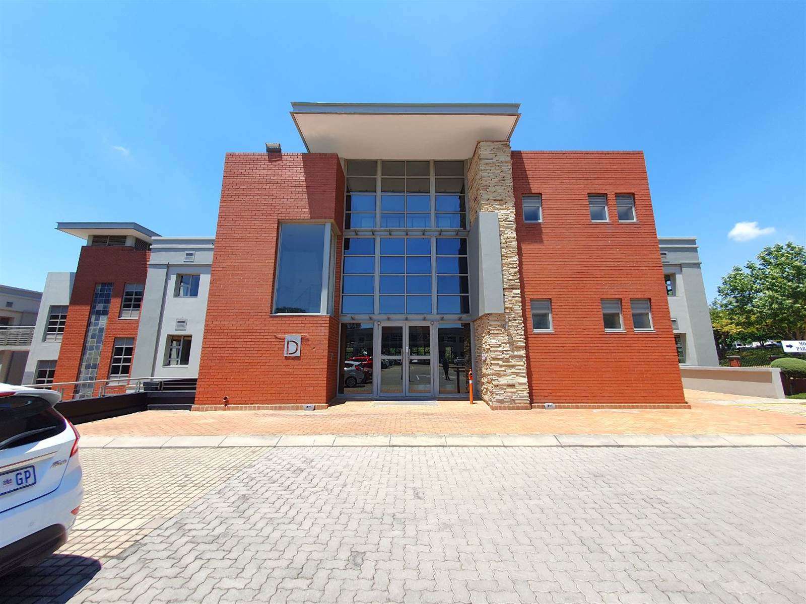 712  m² Office Space in Bryanston photo number 2