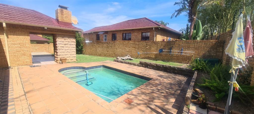 3 Bed Townhouse in Fourways photo number 1