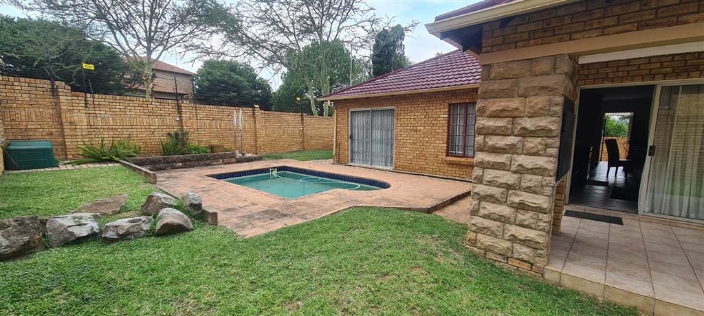 3 Bed Townhouse in Fourways photo number 3