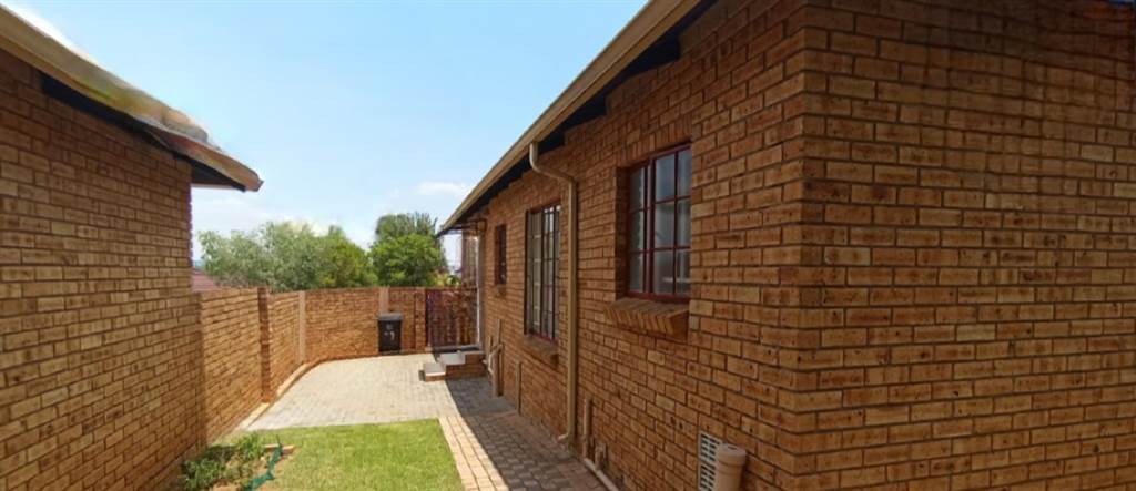 3 Bed Townhouse in Fourways photo number 4