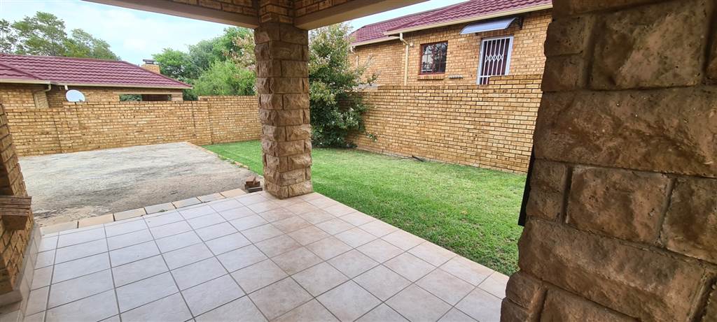 3 Bed Townhouse in Fourways photo number 12